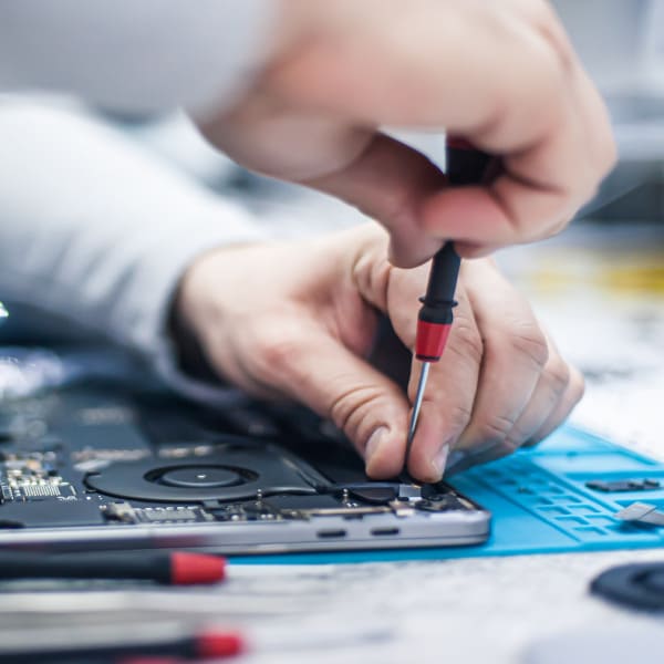 Disassembling a MacBook yourself after water spill