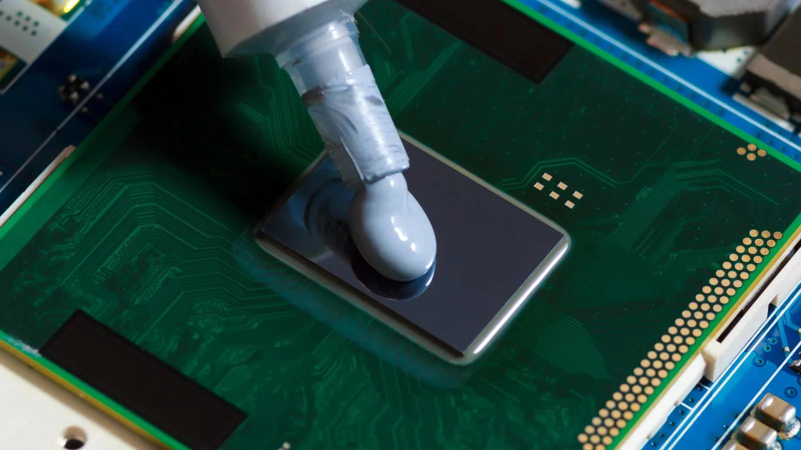 Thermal paste application on MacBook processor during overheating repair